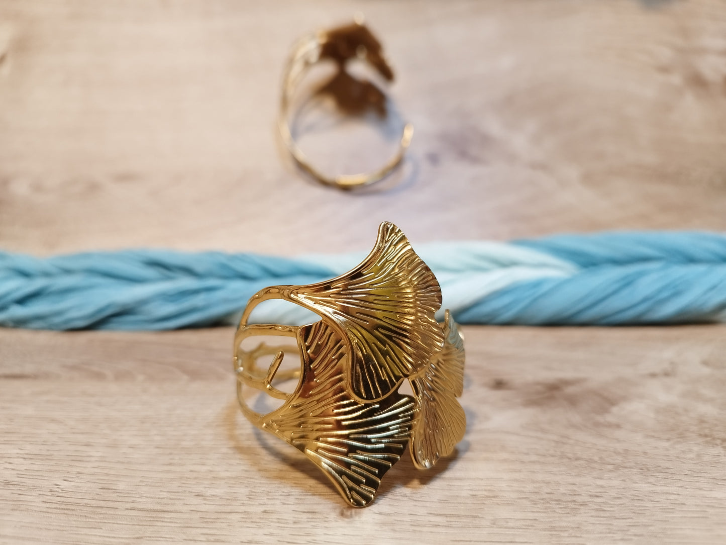 Bracelet Jonc Ginkgo 3 Feuilles Entrelacées Plaqué Or 18 carats